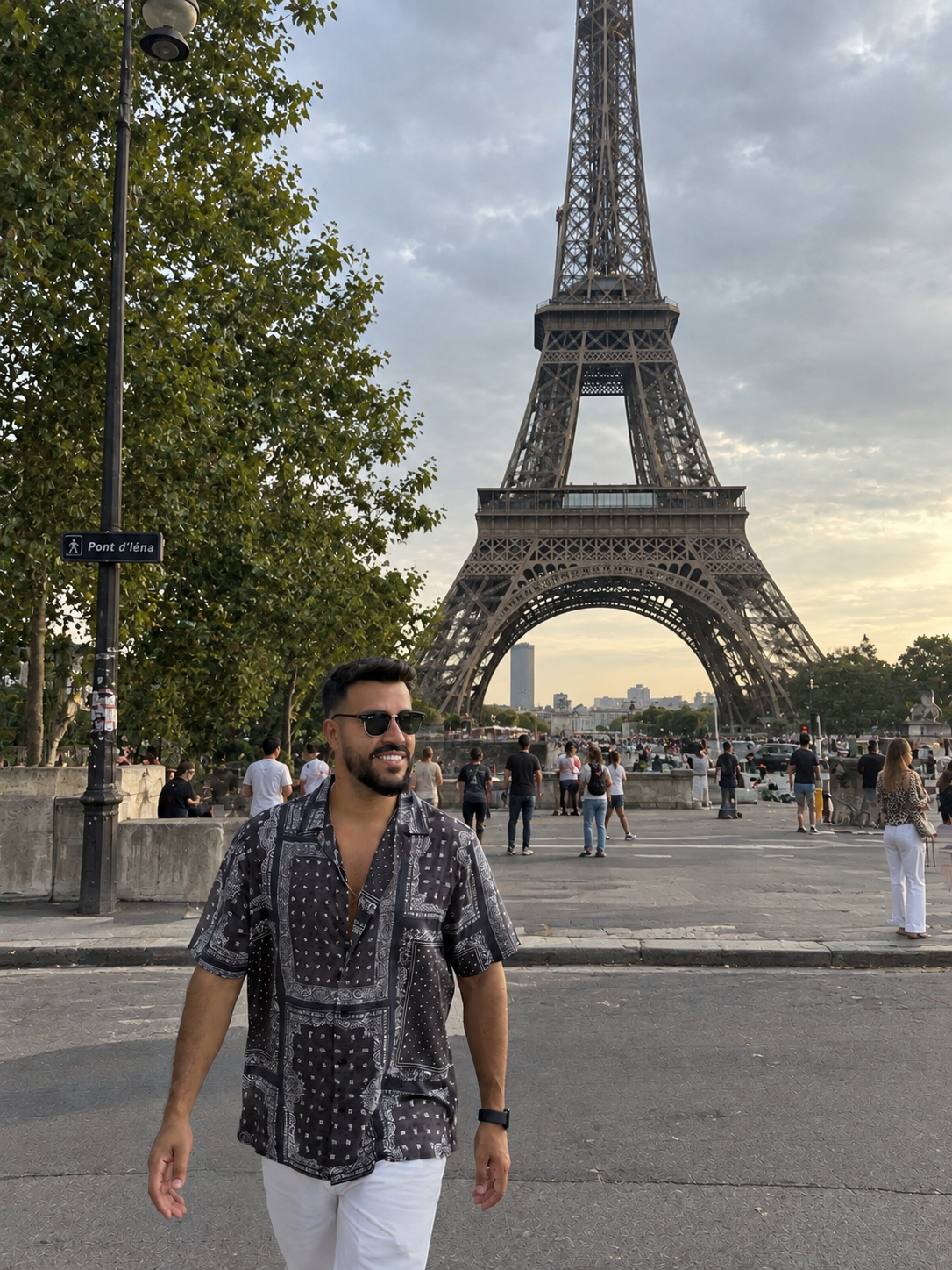 Jônatas Fagundes em Paris, próximo à Torre Eiffel